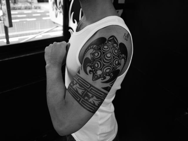 腕,トライバル,亀,ブラック＆グレイタトゥー/刺青デザイン画像