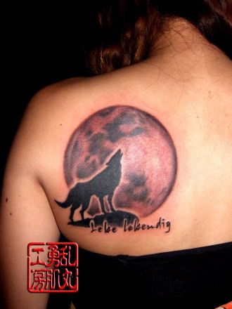 女性,背中,狼,月,英字,ブラック＆グレータトゥー/刺青デザイン画像