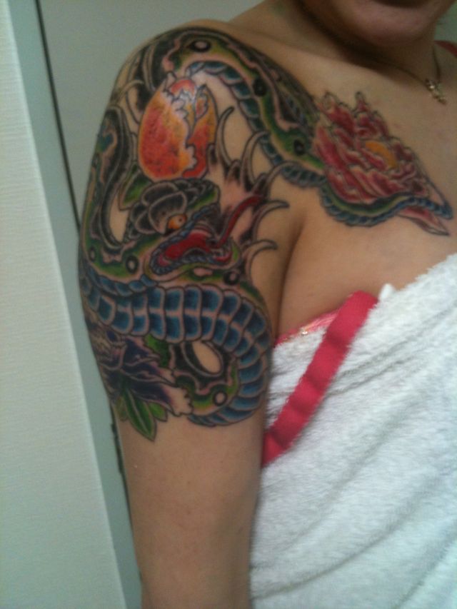 腕,胸,女性,蛇,蛇牡丹,カラー,カラフルタトゥー/刺青デザイン画像