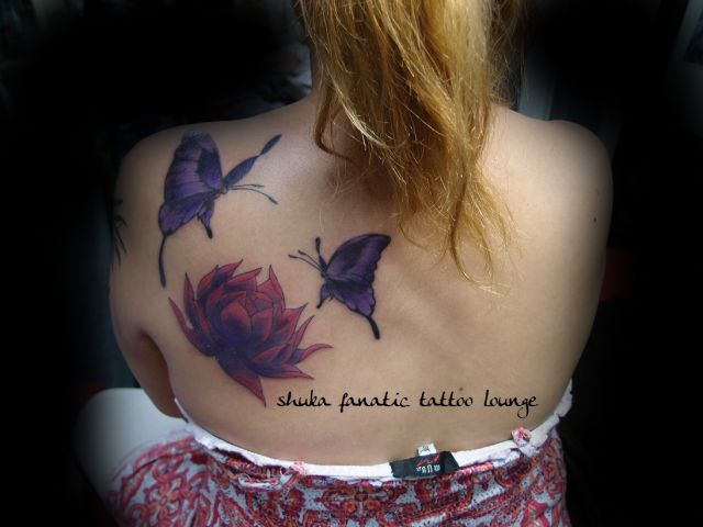 女性 蝶 蓮 花のタトゥーデザイン タトゥーナビ