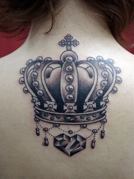 女性,背中,クラウン,ブラック＆グレー,王冠タトゥー/刺青デザイン画像