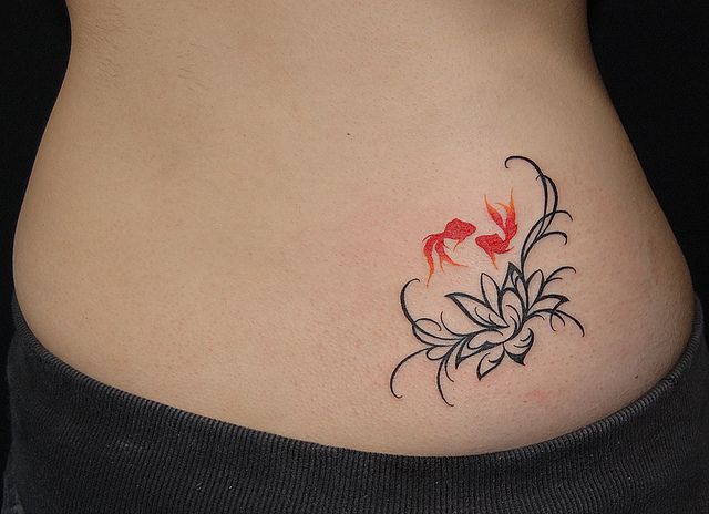 腰,女性,ワンポイント,トライバル,金魚,蓮,カラータトゥー/刺青デザイン画像