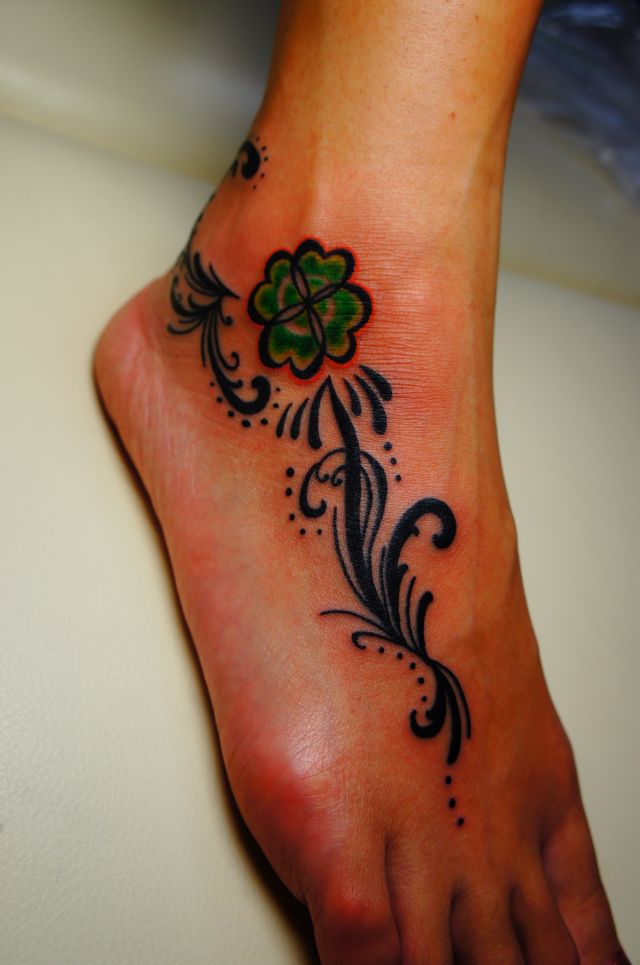 女性,足,クローバー,トライバルタトゥー/刺青デザイン画像