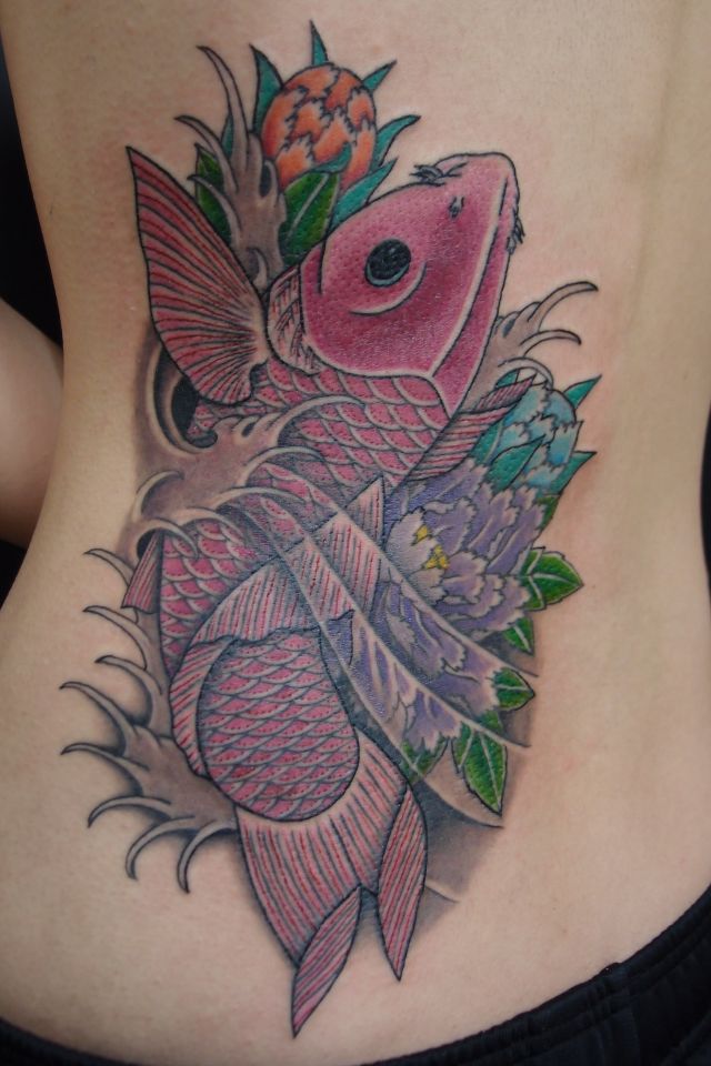 背中,女性,鯉,牡丹タトゥー/刺青デザイン画像