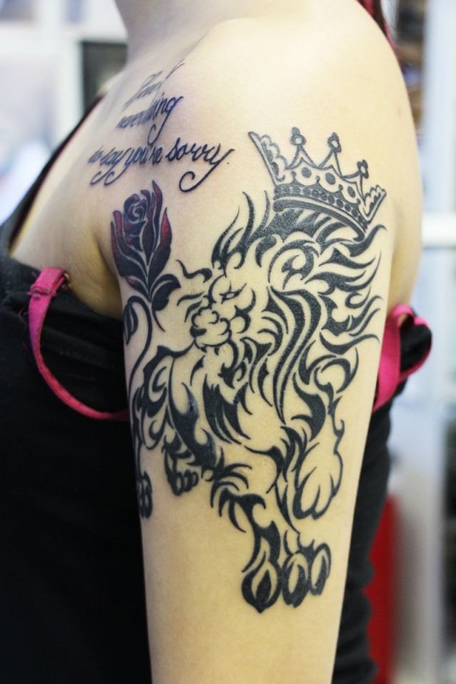 腕 女性 二の腕 薔薇 ライオン 王冠のタトゥーデザイン タトゥーナビ
