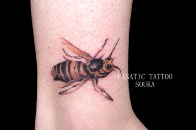 足,ワンポイント,蜂タトゥー/刺青デザイン画像