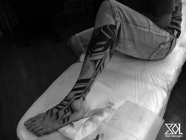 足,脛,トライバル,トライバルタトゥー,ブラック＆グレイ,ブラック＆グレータトゥー/刺青デザイン画像