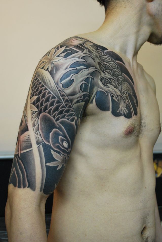 腕,鯉,ブラック＆グレイ,烏彫りタトゥー/刺青デザイン画像