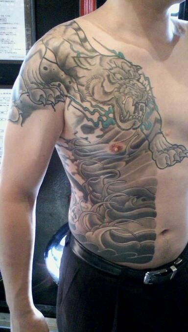 虎,胸割り,動物タトゥー/刺青デザイン画像