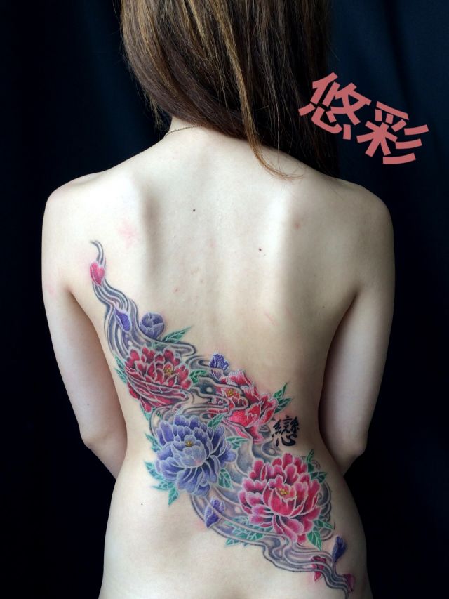 背中,腰,女性,フラワー,文字,花,波,カラータトゥー/刺青デザイン画像
