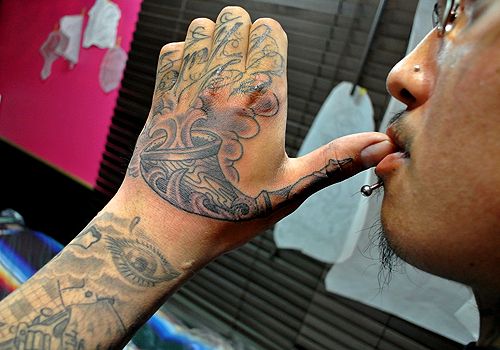 手,パイプ煙草,ブラック＆グレータトゥー/刺青デザイン画像