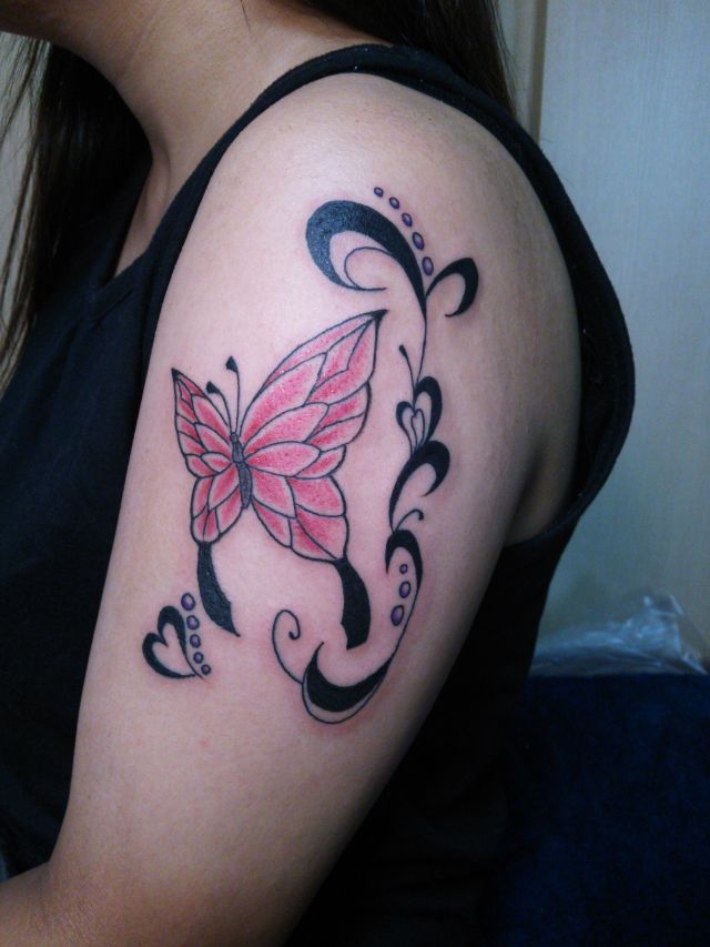 腕,二の腕,蝶,トライバル,カラータトゥー/刺青デザイン画像