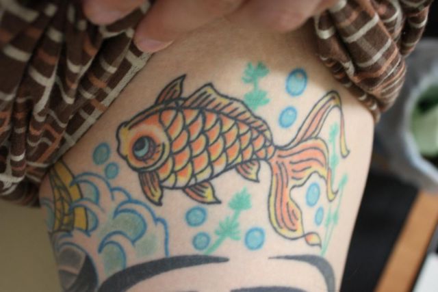 足,金魚タトゥー/刺青デザイン画像