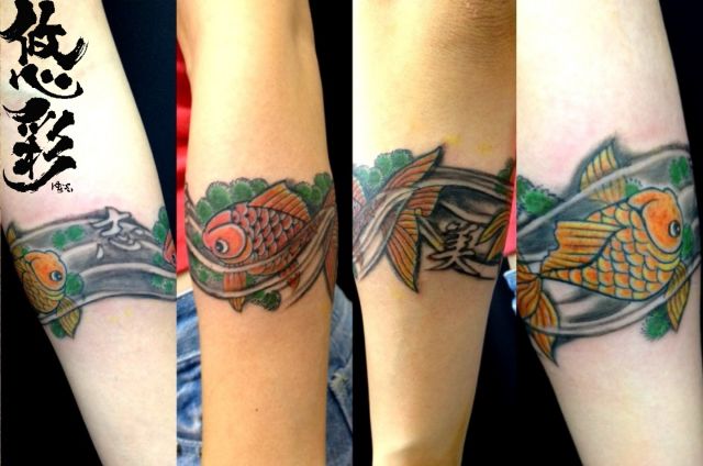 腕,女性,ワンポイント,金魚,文字,波,刺青,カラータトゥー/刺青デザイン画像