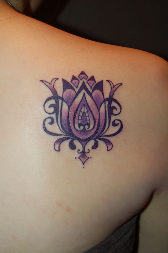 背中,肩,女性,トライバル,花,チューリップ,カラータトゥー/刺青デザイン画像