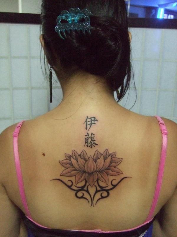 菊,文字,背中,女性,トライバル,花,植物タトゥー/刺青デザイン画像