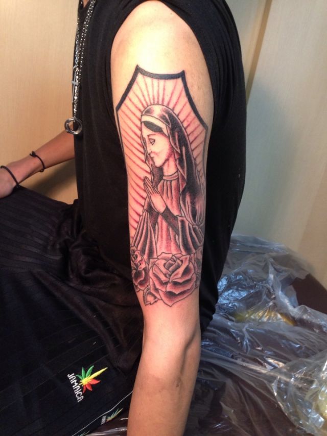腕,二の腕,薔薇,マリア,ブラック＆グレイ,ブラック＆グレー,烏彫りタトゥー/刺青デザイン画像