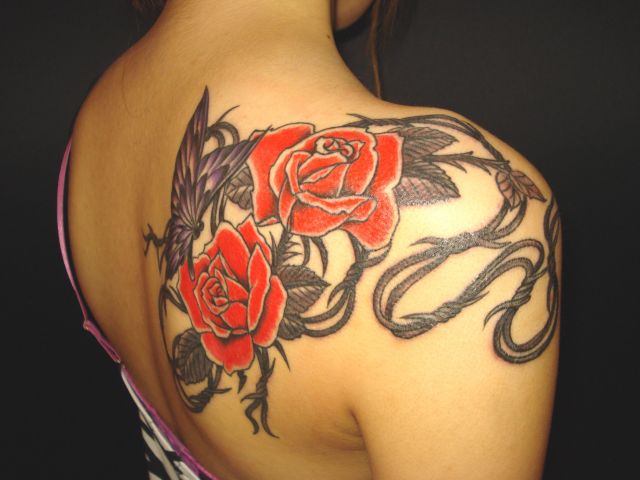 背中,女性,バラ,蝶,薔薇タトゥー/刺青デザイン画像