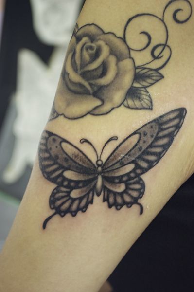 蝶,バタフライ,薔薇,バラ,ブラック＆グレイ,ブラック＆グレータトゥー/刺青デザイン画像
