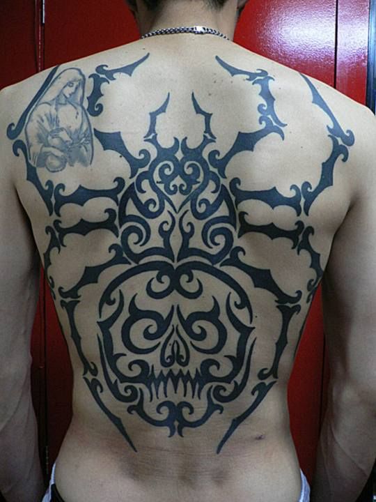 背中,ブラック＆グレータトゥー/刺青デザイン画像