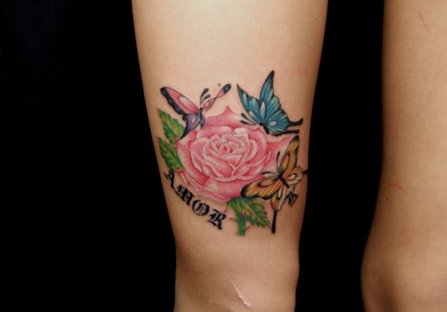足,女性,蝶,薔薇,文字タトゥー/刺青デザイン画像