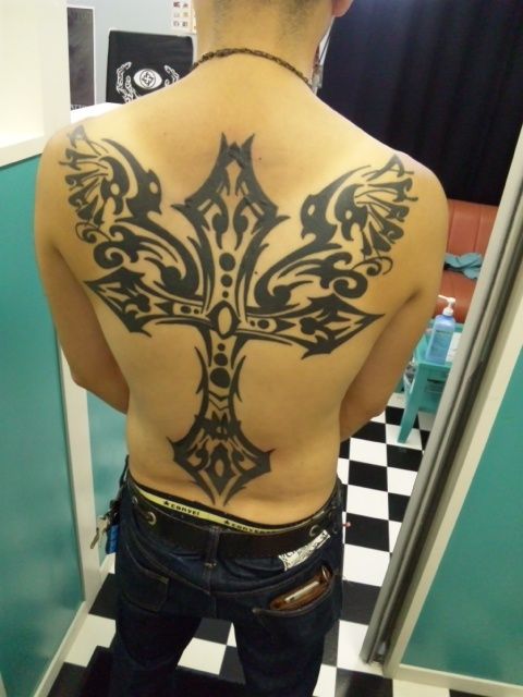 背中,羽,クロス,トライバルタトゥー/刺青デザイン画像