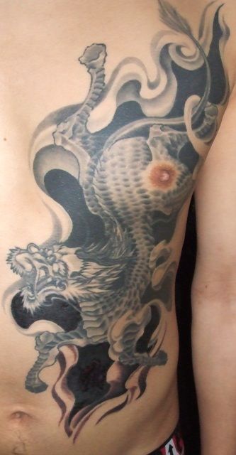 脇腹,男性,麒麟,烏彫りタトゥー/刺青デザイン画像