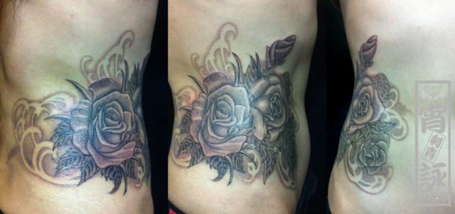薔薇,バラ,花,脇腹,ブラック＆グレータトゥー/刺青デザイン画像