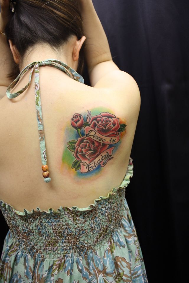 背中,女性,薔薇,文字,バラ,ニュースクール,カラー,カラフルタトゥー/刺青デザイン画像