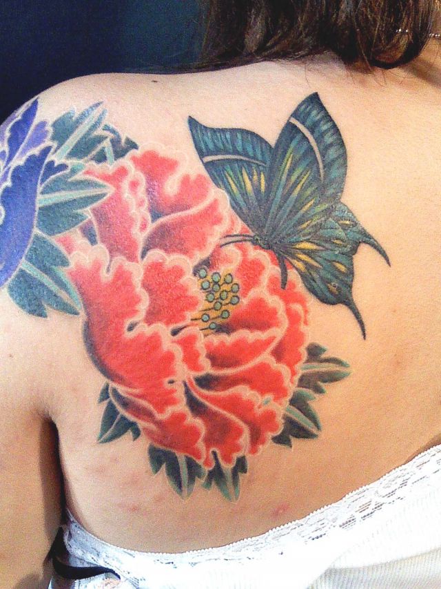 背中,女性,牡丹,蝶タトゥー/刺青デザイン画像