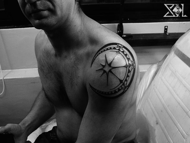 肩,トライバル,月,ブラック＆グレイ,ブラック＆グレータトゥー/刺青デザイン画像