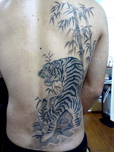 虎,竹,背中,ブラック＆グレー,動物タトゥー/刺青デザイン画像
