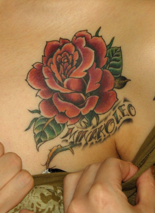 女性 胸 薔薇 文字 花のタトゥーデザイン タトゥーナビ