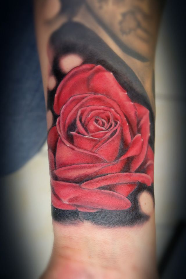 手,手首,二の腕,男性,薔薇,花,バラ,リアリスティック,カラータトゥー/刺青デザイン画像