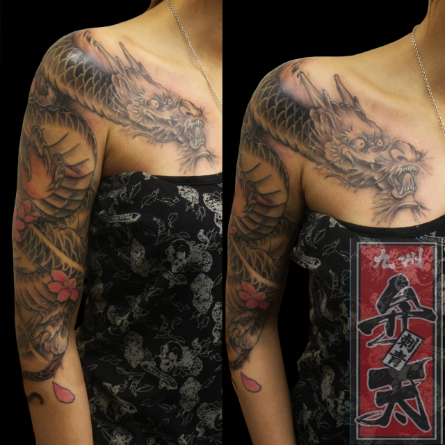 女性,胸,腕,龍,桜,ブラック＆グレータトゥー/刺青デザイン画像