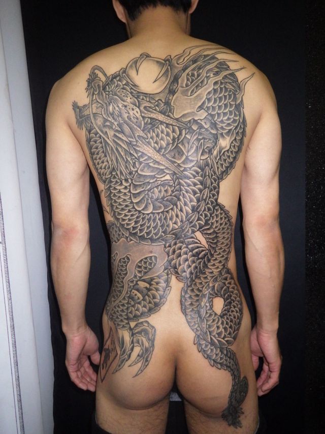 背中,龍,ブラック＆グレイ,烏彫りタトゥー/刺青デザイン画像