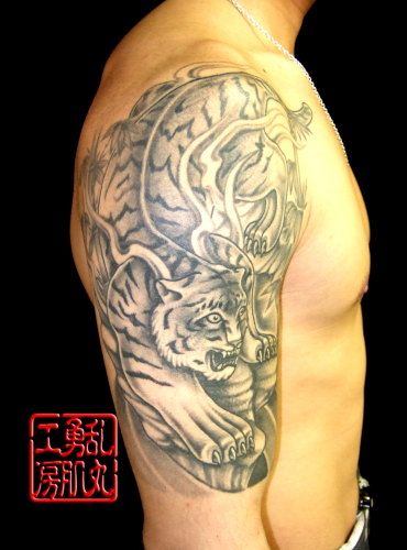 肩,虎,腕,ブラック＆グレー,動物タトゥー/刺青デザイン画像