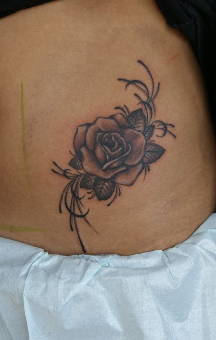 腰,薔薇,ブラック＆グレイ,ブラック＆グレータトゥー/刺青デザイン画像