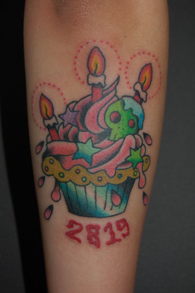 腕,女性,文字,スカル,カップケーキ,蝋燭,カラー,カラフルタトゥー/刺青デザイン画像