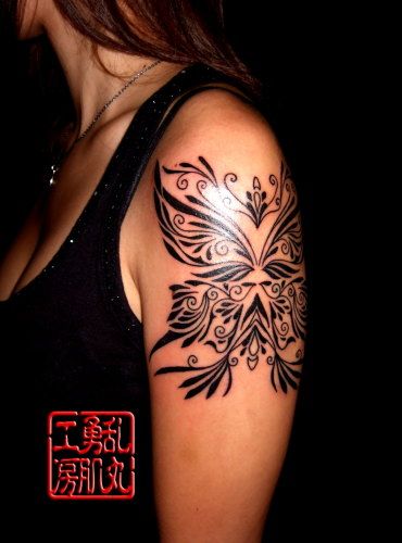 トライバル,蝶,腕,女性,バタフライタトゥー/刺青デザイン画像