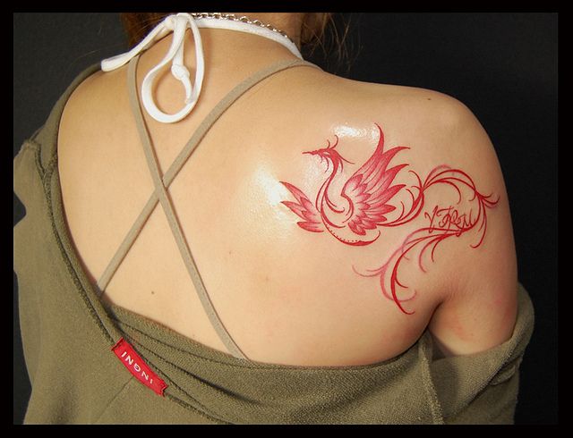 背中,肩,女性,トライバル,鳳凰,文字,カラータトゥー/刺青デザイン画像