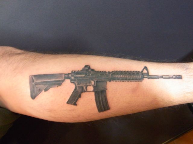 足,銃,武器,ブラック＆グレイタトゥー/刺青デザイン画像