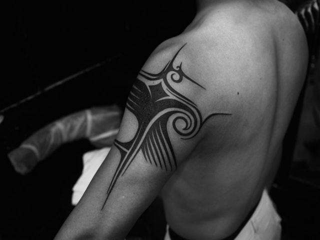 肩,トライバル,ブラック＆グレイ,ブラック＆グレータトゥー/刺青デザイン画像