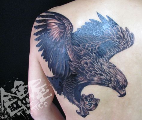 背中,肩,鷲,ブラック＆グレイ,ブラック＆グレータトゥー/刺青デザイン画像