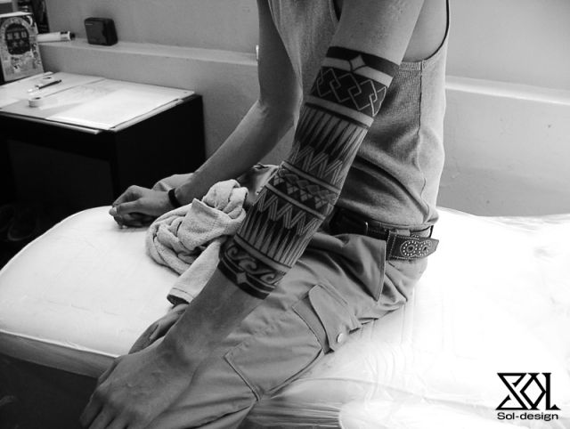 腕,肘,トライバル,ブラック＆グレイ,ブラック＆グレータトゥー/刺青デザイン画像