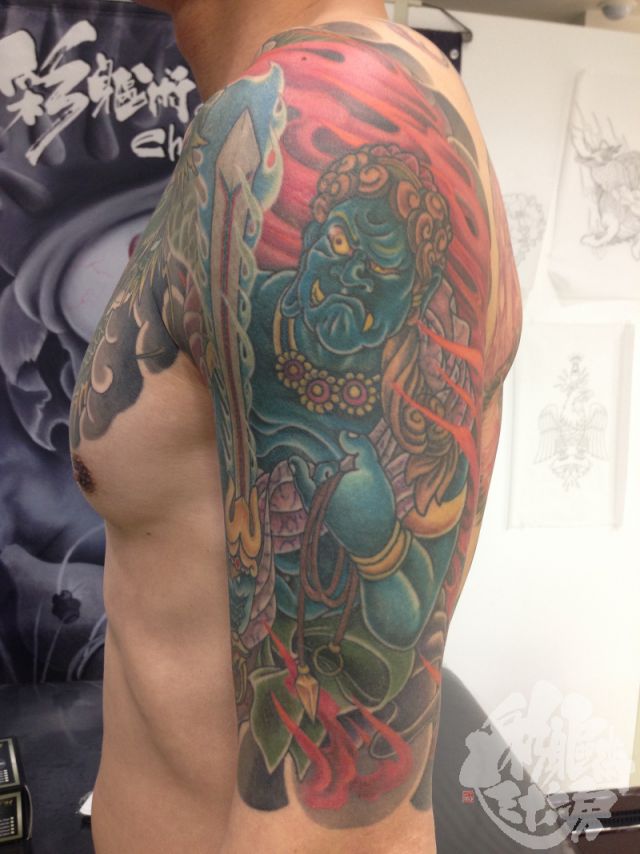 腕,肩,男性,肩腕,不動明王,カラー,カラフルタトゥー/刺青デザイン画像