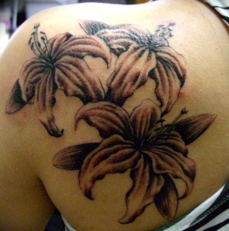 百合,背中,ブラック＆グレー,植物,花タトゥー/刺青デザイン画像