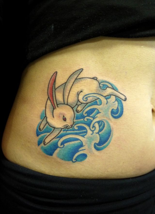 腹,女性,兎,うさぎ,カラータトゥー/刺青デザイン画像