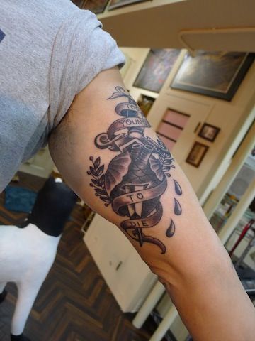 腕,二の腕,男性,剣,ダガー,心臓,ブラック＆グレイ,ブラック＆グレータトゥー/刺青デザイン画像