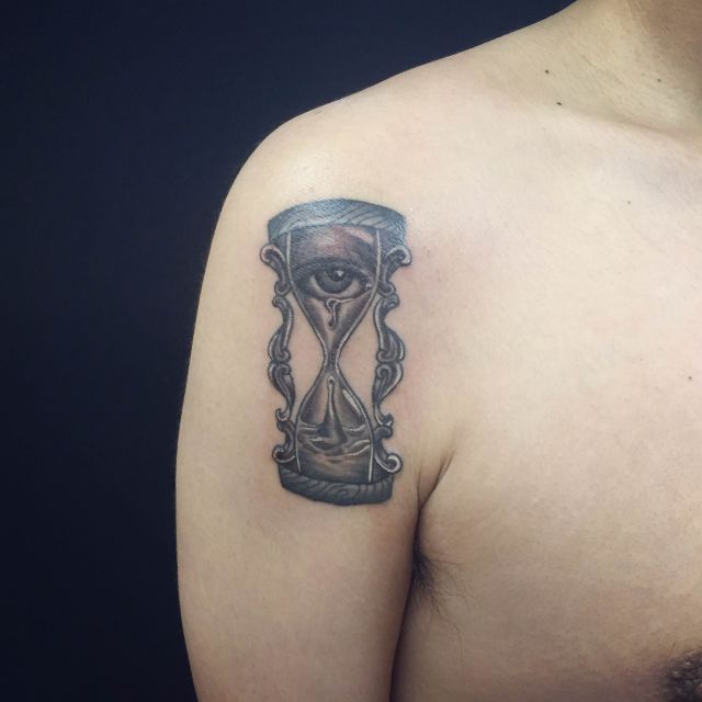 腕,肩,二の腕,砂時計,ブラック＆グレイタトゥー/刺青デザイン画像